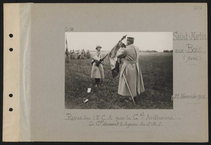Saint-Martin-aux-Bois (près). Revue du 10e CA par le général Anthoine : le général décorant le drapeau du deuxième RI
