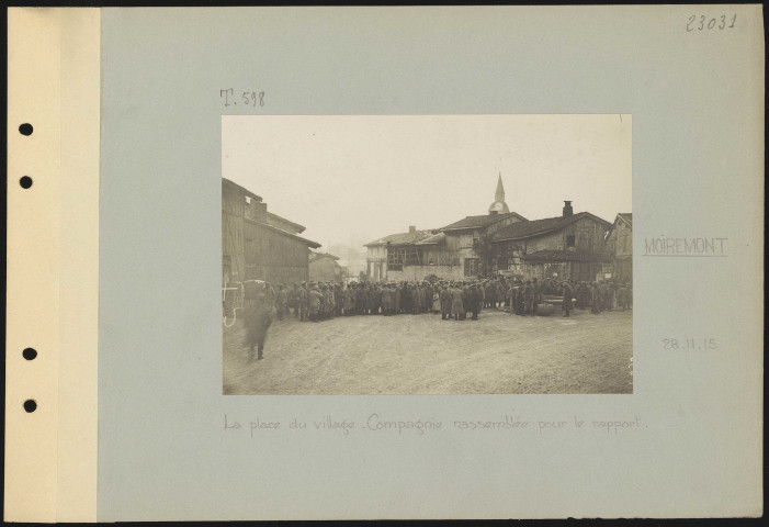 Moiremont. La place du village. Compagnie rassemblée pour le rapport