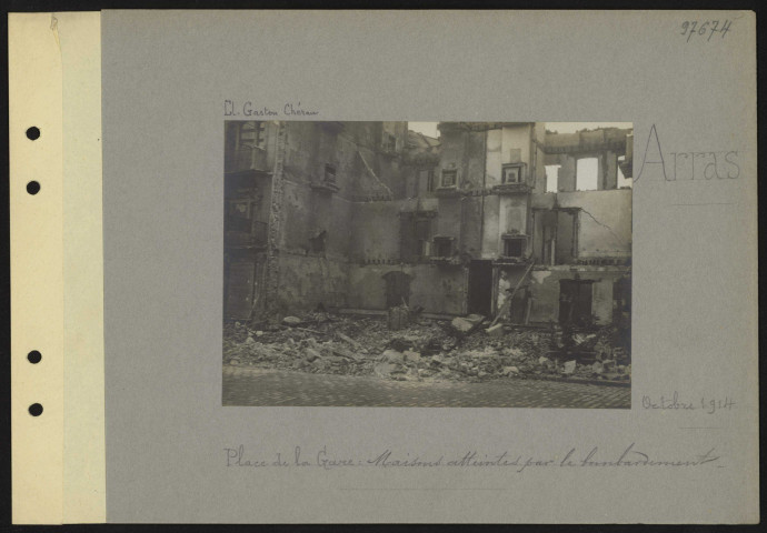 Arras. Place de la Gare : maisons atteintes par le bombardement