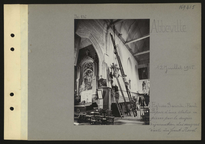 Abbeville. Eglise Saint-Paul. Dépose d'une statue en pierre par le service d'évacuation des œuvres d'art du front nord