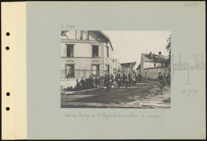 Jonchery-sur-Vesle. Une rue. Passage du premier Régiment de tirailleurs. La musique