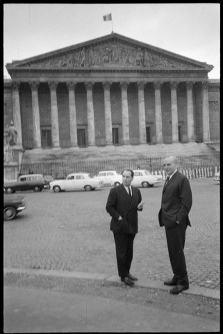 François Mitterrand aux côtés de Georges Dayan devant l'Assemblée nationale