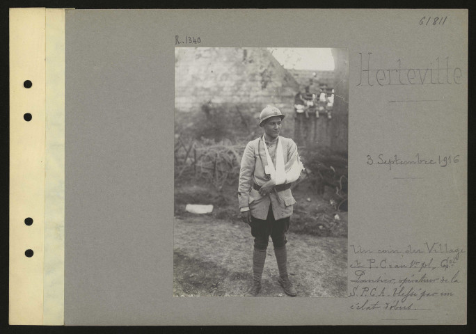 Herleville. Un coin du village et poste de commandement : au premier plan, caporal Pansier, opérateur de la section photographique et cinématographique de l'armée blessé par un éclat d'obus