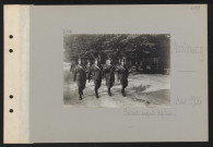 Montmacq. Soldats anglais défilant