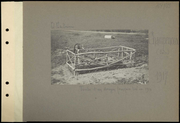Champenoux (près). Tombe d'un dragon français tué en 1914