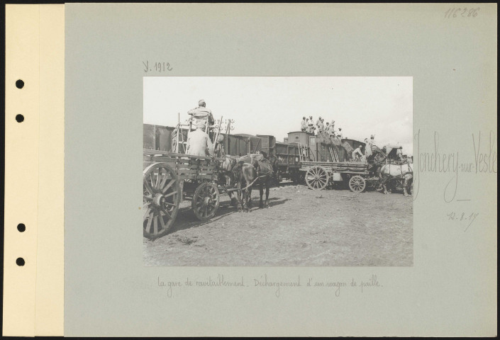 Jonchery-sur-Vesle. La gare de ravitaillement. Déchargement d'un wagon de paille