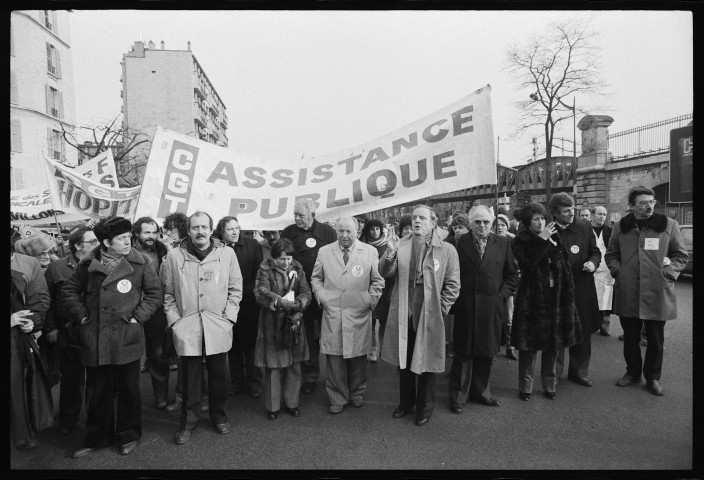 Manifestation pour le droit à la santé. Au siège du Parti communiste français : Henri Alleg à l'occasion de la publication d'un ouvrage sur la guerre d'Algérie