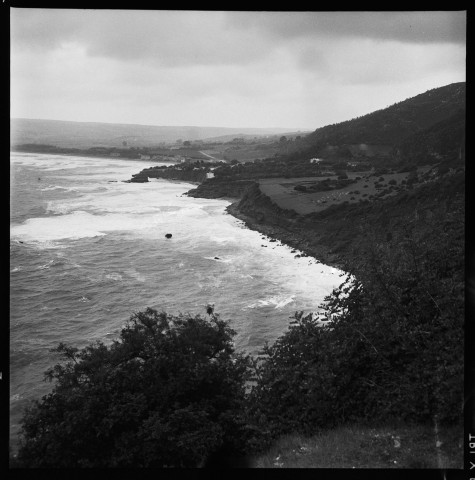 Baie sur la Méditerranée. Site archéologique antique. Un cuisinier. Groupe d'enfants