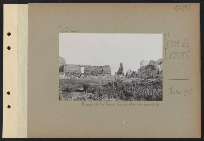 Ferme de Léomont. Ruines de la ferme bombardée et incendiée