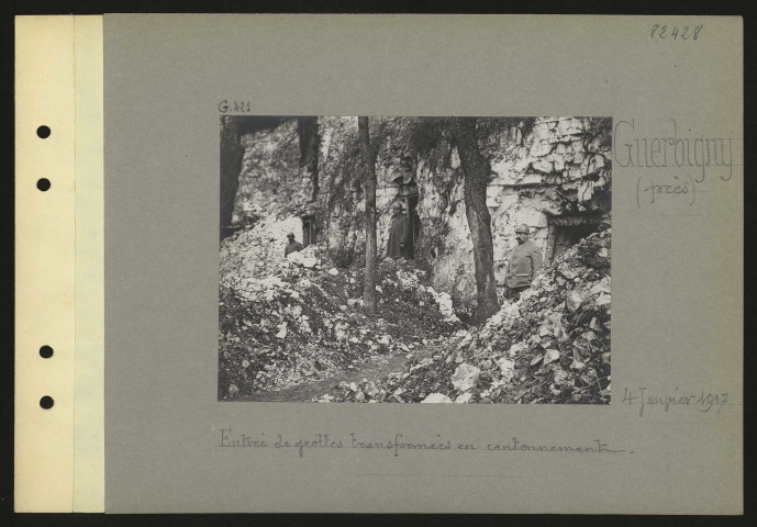 Guerbigny (près). Entrée de grottes transformées en cantonnement