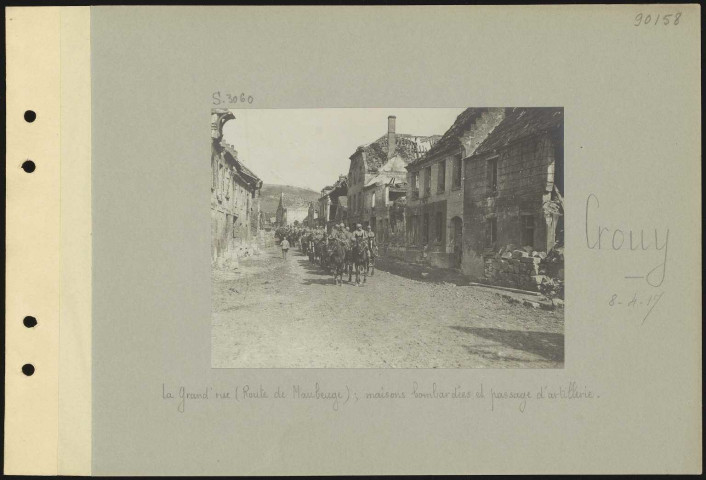 Crouy. La grand'rue (route de Maubeuge) ; maisons bombardées et passage d'artillerie