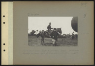 S.l. Sur le front belge. Poste d'aérostiers belges. Lieutenant aérostier en tenue 1915 et observateur avec la tenue 1914