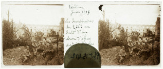 Les secrétaires du 276e [Régiment d'Infanterie]au bord d'un trou d'obus. Hôpital Saint-Nicolas. Quartier d'Anthouard