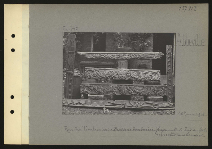 Abbeville. Rue des Teinturiers : brasserie bombardée ; fragments de bois sculptés recueillis dans les ruines