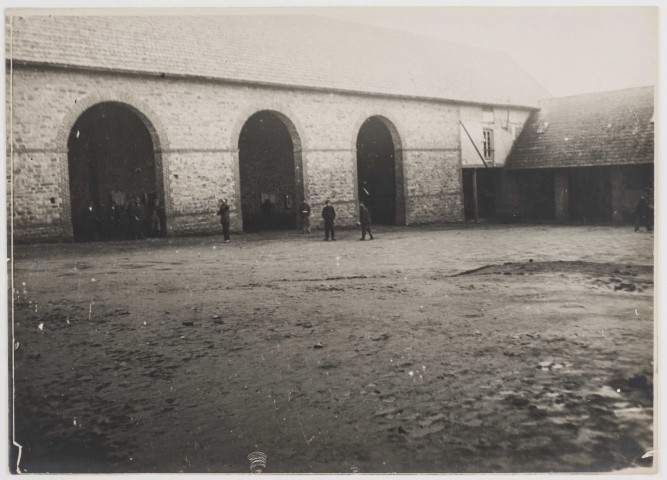 [Camp de Jouguet]. Intérieur d'une cour du camp