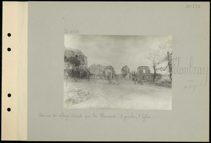 Folembray. Une rue du village détruite par les Allemands. À gauche, l'église