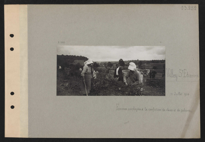 Villey-Saint-Étienne. Femmes employées à la confection de claies et de gabions