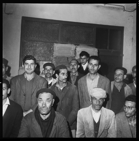 Portraits divers et reportage sur une école où écrivent et travaillent des enfants et des adultes