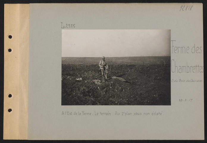 Ferme Les Chambrettes (ouest du Bois des Caurières). À l'est de la ferme. Le terrain. Au premier plan, obus non éclaté