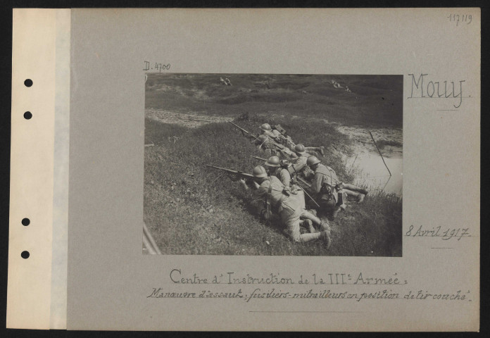 Mouy. Centre d'instruction de la IIIe armée : manœuvre d'assaut ; fusiliers-mitrailleurs en position de tir couché