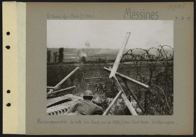 Messines. Bombardement de la ville (au fond, sur la crête) par l'artillerie britannique