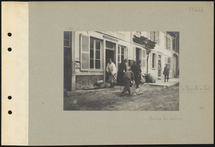 La Neuville-au-Pont. Arrivée du courrier