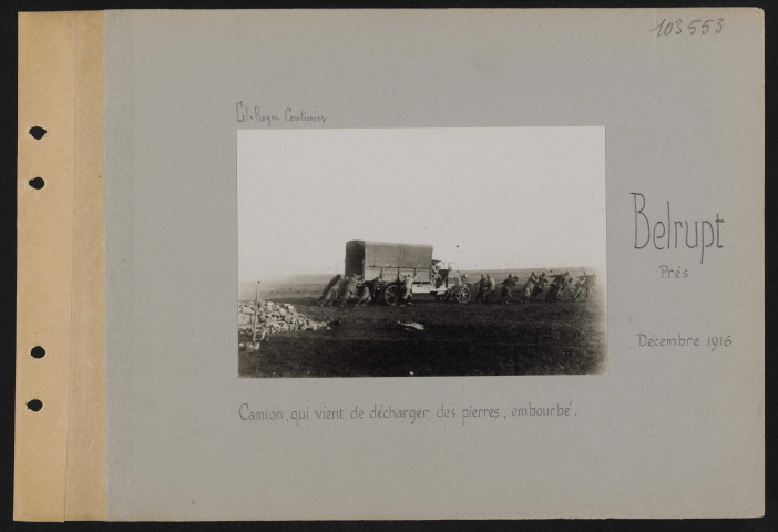 Belrupt (près). Camion qui vient de décharger des pierres, embourbé