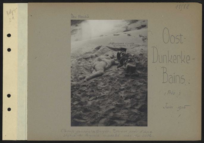 Oost-Dunkerke-Bains (près). Camp général de Buyer. Zouave près d'une statue de femme modelée avec du sable