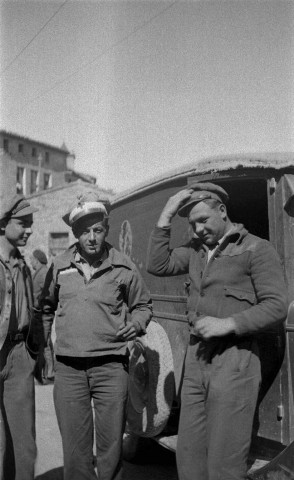 Deux chauffeurs et le lieutenant Kosak (le plus prés de la voiture) à Mayals, Catalogne le 20 mai 1938