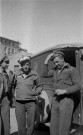 Deux chauffeurs et le lieutenant Kosak (le plus prés de la voiture) à Mayals, Catalogne le 20 mai 1938