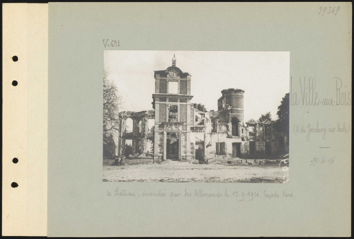 La Ville-aux-Bois (ouest de Jonchery-sur-Vesle). Le château, incendié par les Allemands le 15.9.1914. Façade nord