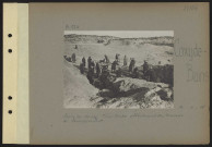 Coxyde-Bains. Dans les dunes. Tirailleurs effectuant des travaux de terrassement