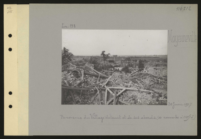 Moyenneville. Un coin du village en ruines
