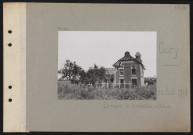 Gury. La mairie et le cimetière militaire