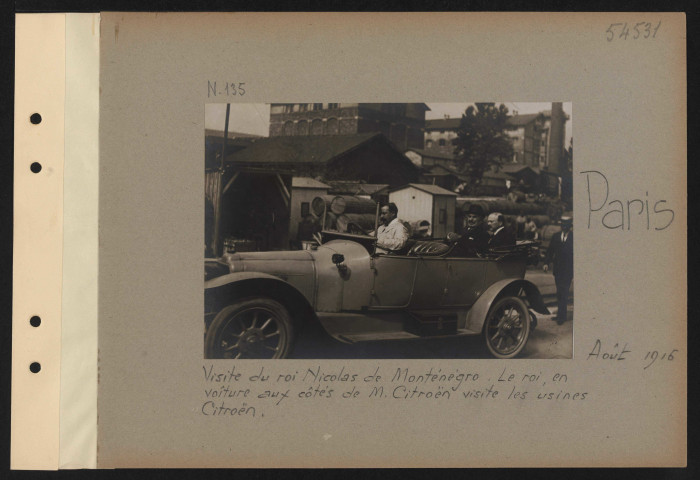 Paris. Visite du roi Nicolas de Monténégro. Le roi, en voiture aux côtés de M. Citroën, visite les usines Citroën