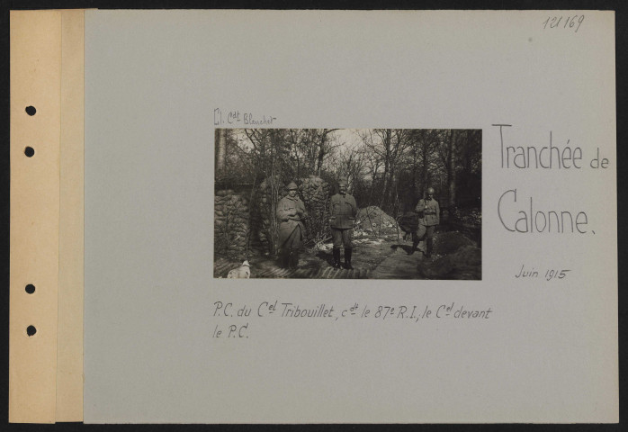 Tranchée de Calonne. PC du colonel Tribouillet commandant le 87e RI. Le colonel devant le PC
