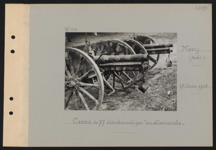 Méry (près). Canons de 77 abandonnés par les Allemands ; l'appareil de pointage