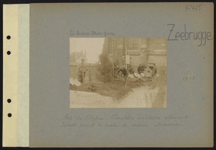 Zeebrugge. Près de l'église. Cimetière militaire allemand. Soldats parant les tombes de marins allemands