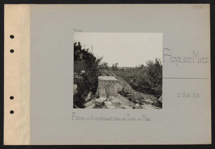 Roye-sur-Matz. Ruines : au fond éclatement d'obus sur Canny-sur-Matz