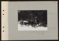 Montmacq. Le château : dans le parc, voiture d'eau anglaise