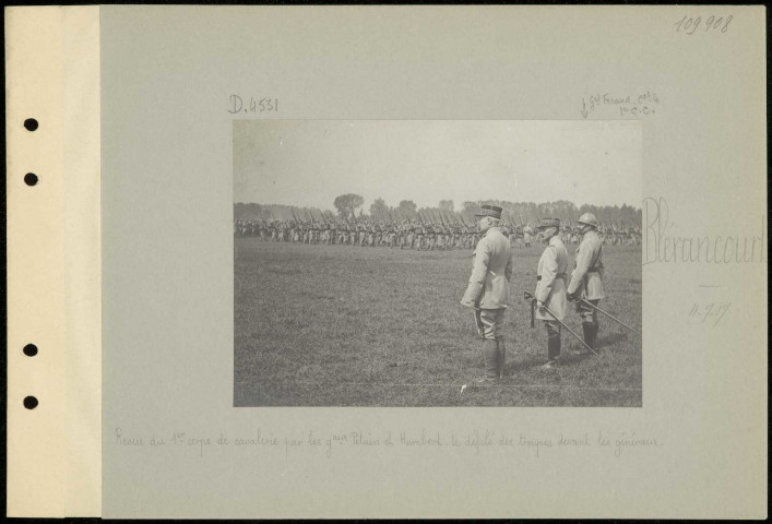 Blérancourt. Revue du premier corps de cavalerie par les généraux Pétain et Humbert. Le défilé des troupes devant les généraux