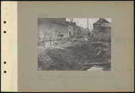 Montcornet. Rue bombardée et carrefour coupé par une mine allemande