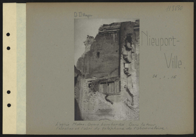 Nieuport-Ville. L'église Notre-Dame bombardée. Dans la tour l'escalier et l'abri du téléphone de l'observatoire