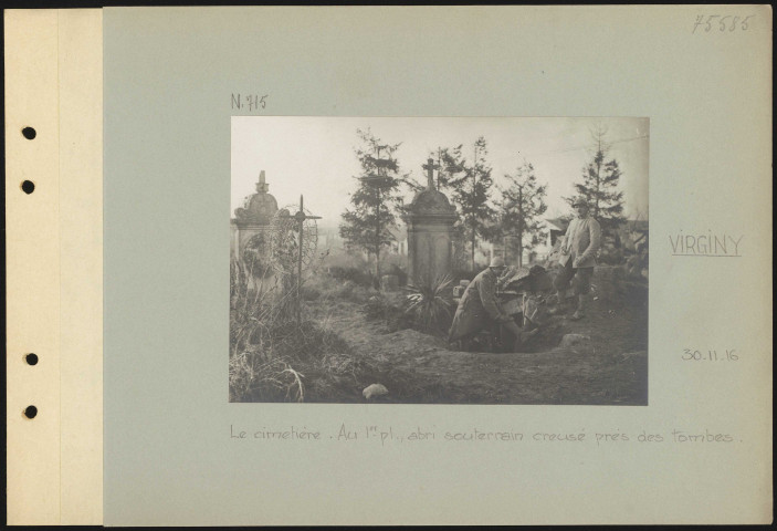 Virginy. Le cimetière. Au premier plan, abri souterrain creusé près des tombes
