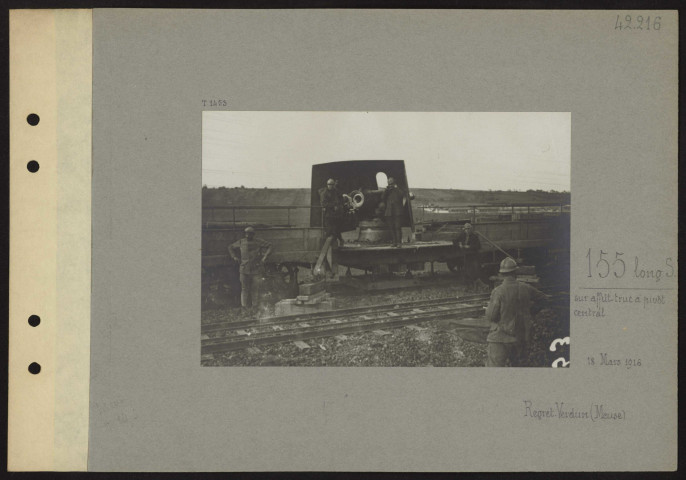 Verdun (Meuse). 155 long Schneider sur affût-truck à pivôt central. [Fort de] Regret