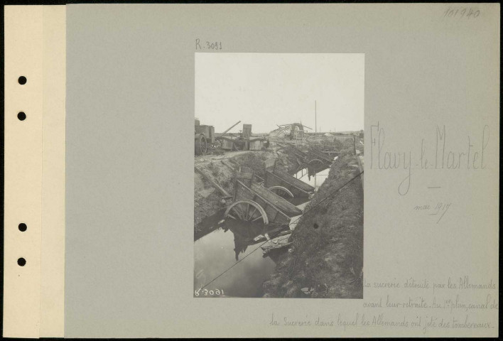 Flavy-le-Martel. La sucrerie détruite par les Allemands avant leur retraite. Au premier plan, canal de la sucrerie dans lequel les Allemands ont jeté des tombereaux