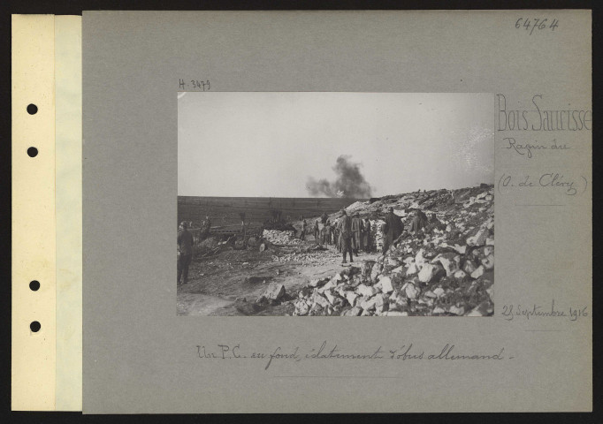 Bois Saucisse (Ravin du) (ouest de Cléry). Un poste de commandement. Au fond, éclatement d'obus allemand