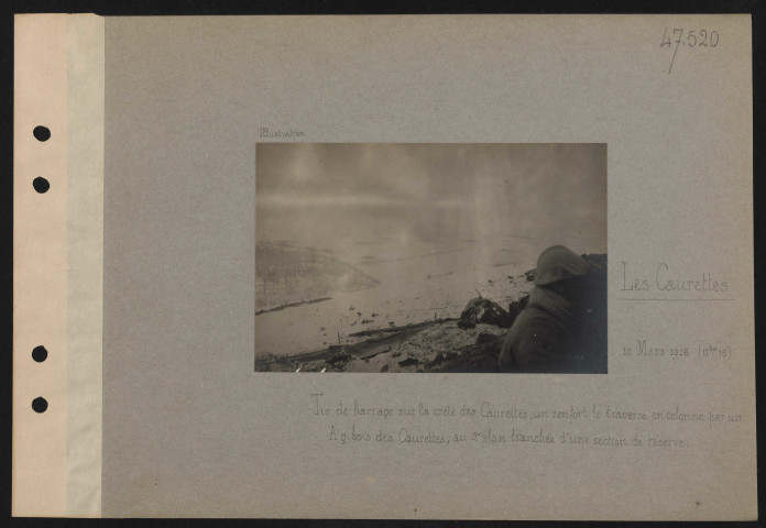 Les Caurettes. Tir de barrage sur la crête des Caurettes ; un renfort le traverse en colonne par un. À gauche, Bois des Caurettes ; au deuxième plan, tranchée d'une section de réserve