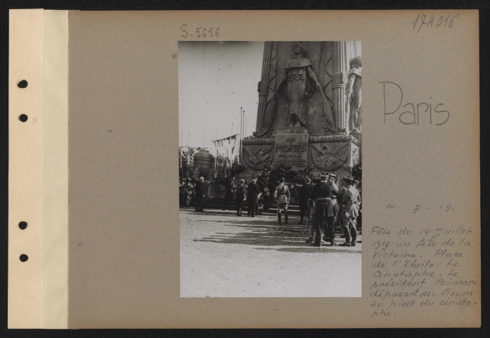 Paris. Fête du 14 juillet 1919 ou fête de la Victoire. Place de l'Étoile. Le cénotaphe. Le président Poincaré déposant des fleurs au pied du cénotaphe