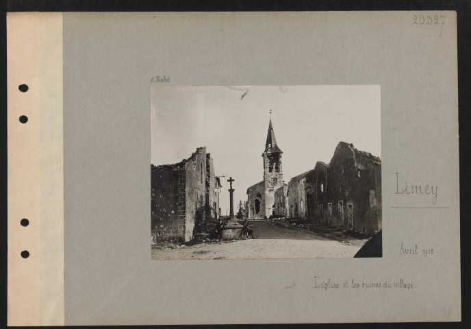 Limey. L'église et les ruines du village